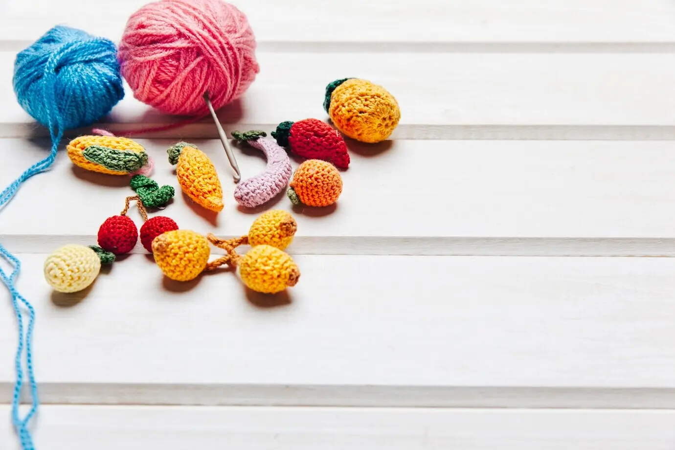 Wollbälle und Früchte