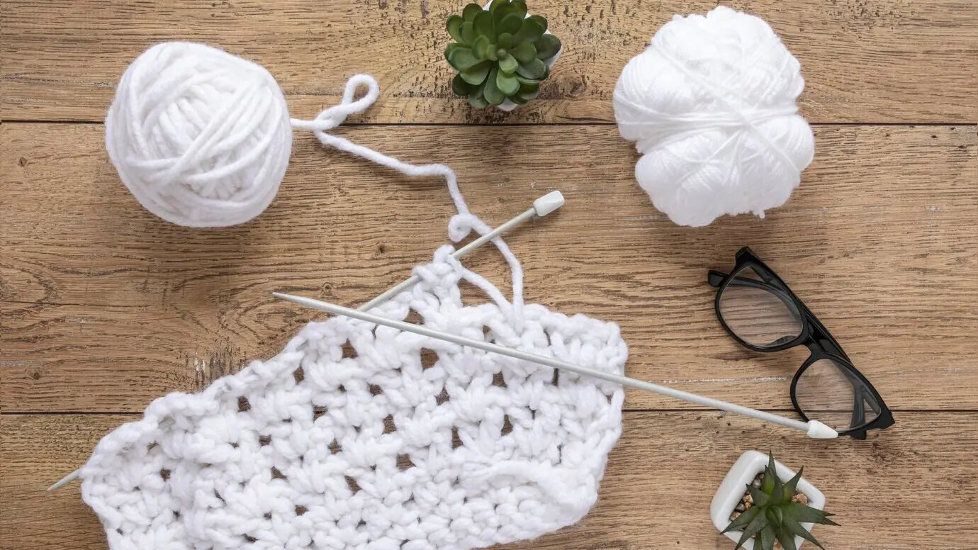 Stricknadeln und Wolle